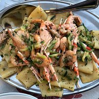 1) Crocchette di patate e chips
2) pasta fresca calamari spada cozze e cicale di mare, legger.