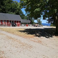 Set fra P-pladsen: Kioskbygningen med borde og bænke foran.