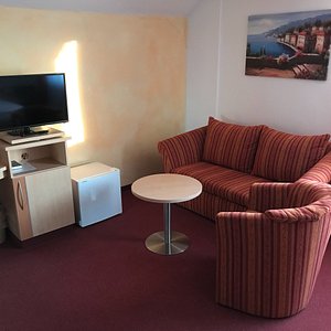 Hotel Garni Metzingen in Metzingen, image may contain: Couch, Monitor, Screen, Computer Hardware