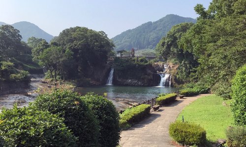 滝と滝壺の遠景