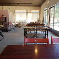 店内と店内からビーチと瀬戸大橋を見ながら