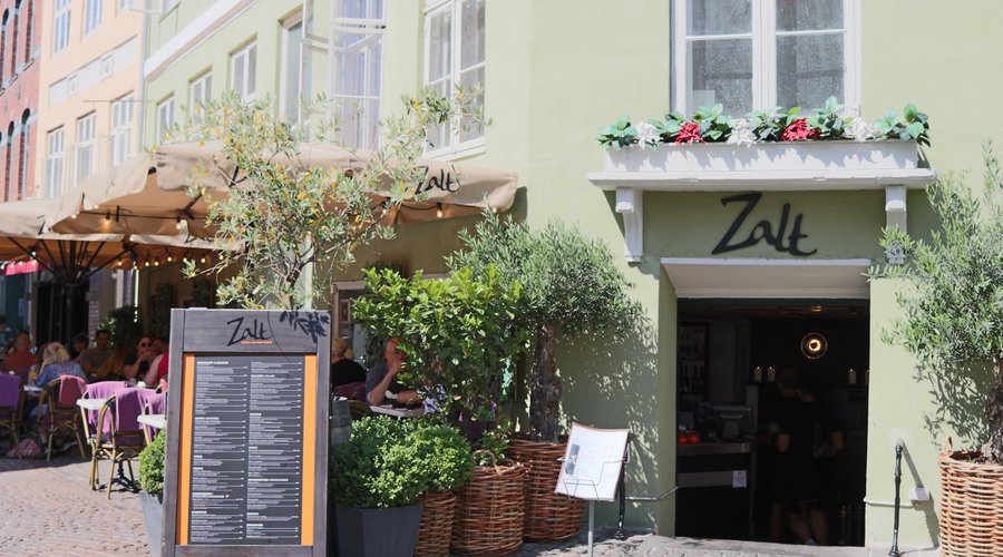 Perfect loaction in Copenhagen where you can sit outside and inside!
