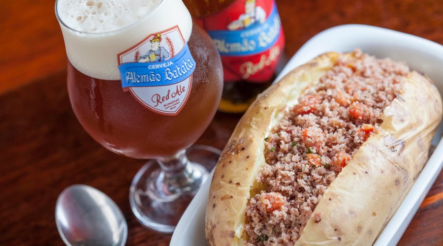 Batata Recheada de Linguiça Blumenau - Cerveja Artesanal AB Red Ale