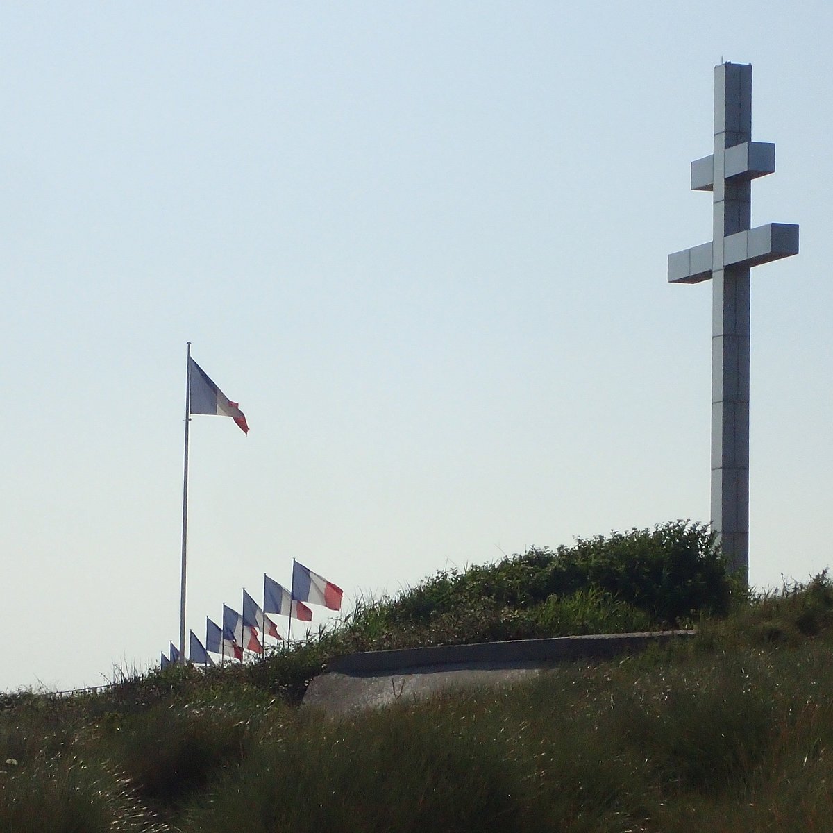 Courseulles-sur-Mer. Le drapeau français à côté de la Croix de Lorraine,  volé - Saint-Lô.maville.com