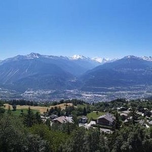La vue sur 100 kilomètres d'Alpes