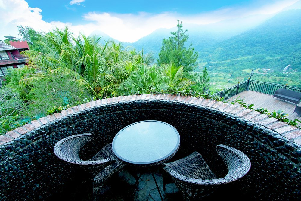 Pemandangan menakjubkan dari puncak Edensor Hill, menampilkan hamparan perkebunan teh dan pegunungan hijau yang memanjakan mata