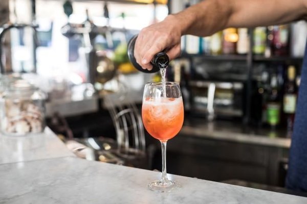 Preparation of aperol shpritz