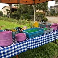 ナイフと皿を受け取ります