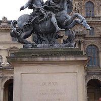 Statue de Louis XIV frente Pyramide do Louvre