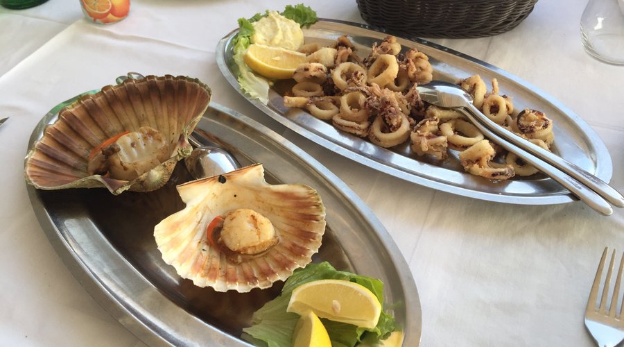 Lecker Fisch und Muscheln