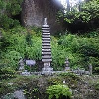 ポツンと石塔があります
