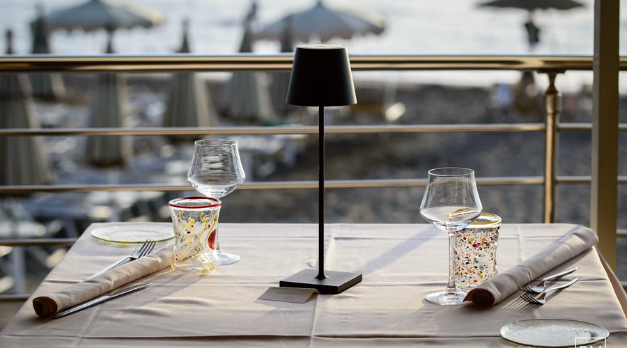 La tavola della nostra terrazza dove si possono vedere bellissimi tramonti e piatti di pesce loc