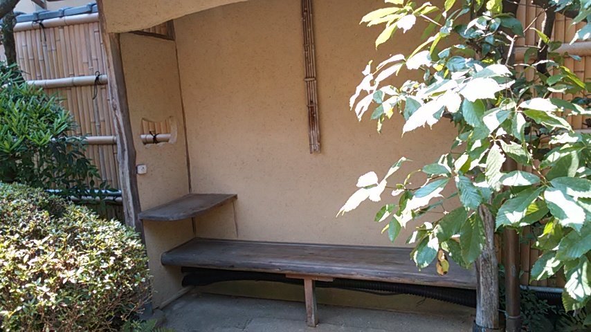 店に向かって右側にある縁側のような席、座ると①が見えます