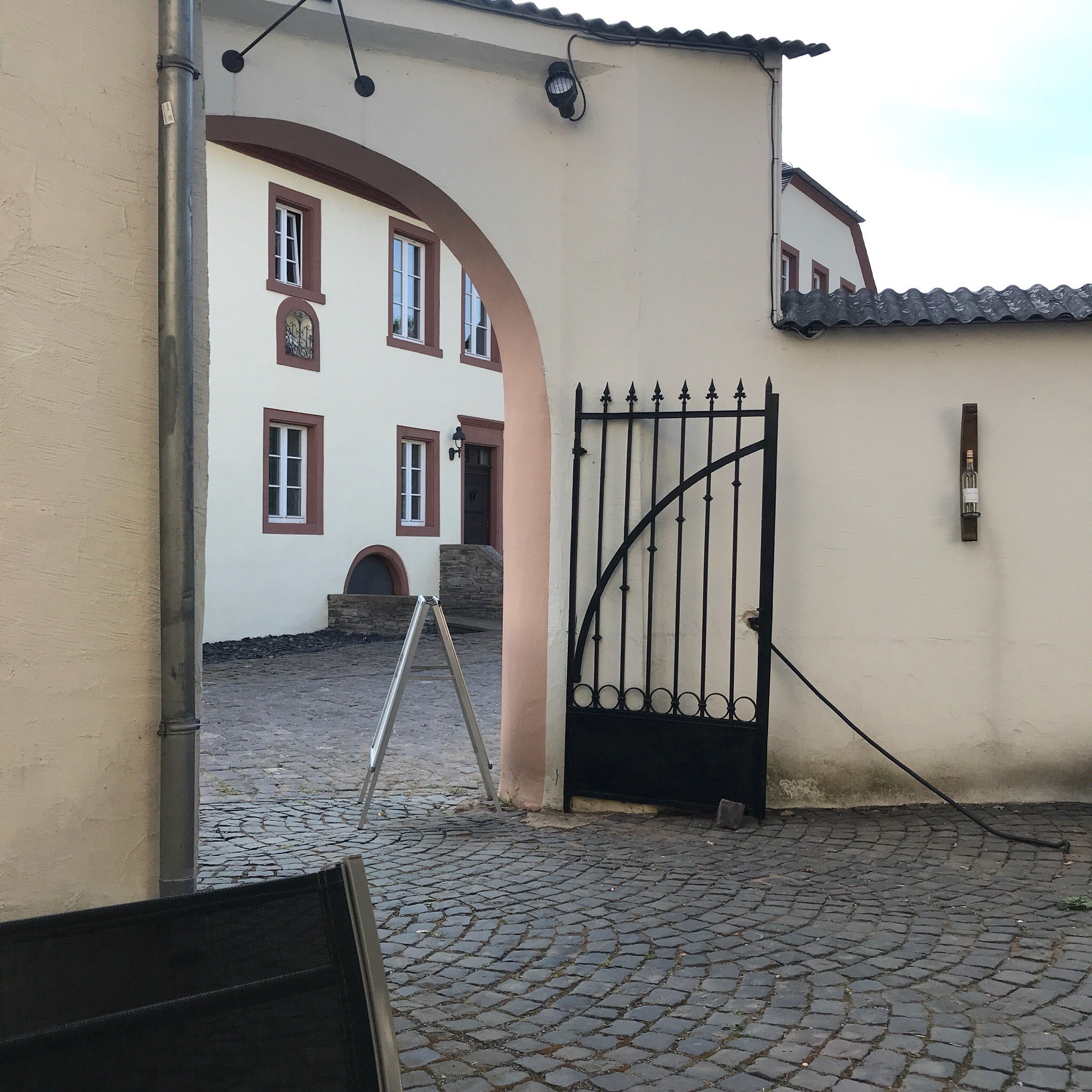 WEINHAUS KURTRIERER HOF (Leiwen, Duitsland) - Foto's, Reviews En ...