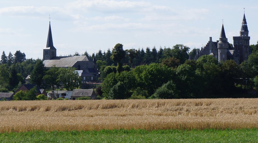 Les cresses vue du village, église et château