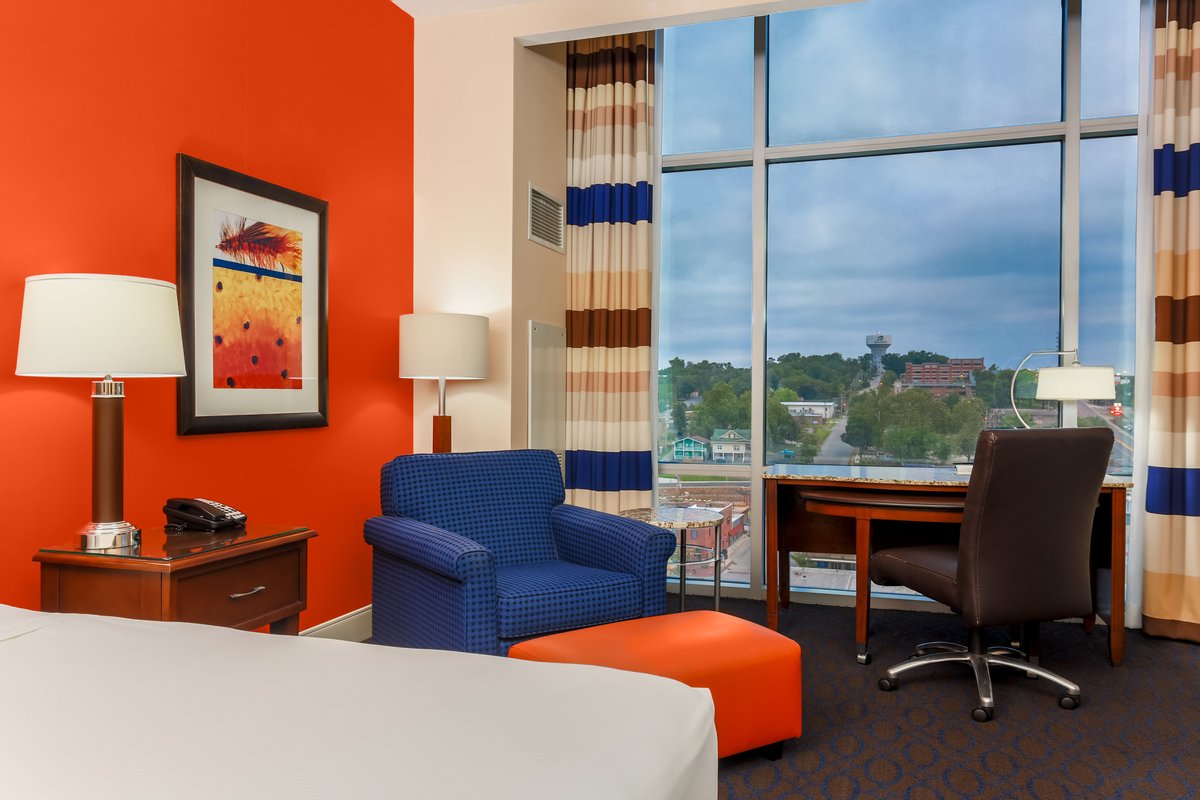 Hilton Promenade at Branson Landing Bar or Lounge: Pictures & Reviews ...