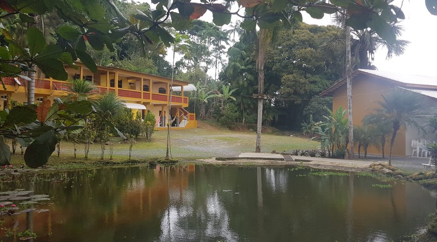 Foto da frente da pousada com espaço para convenções e vista da lagoa.