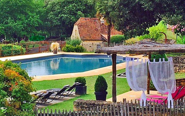 Notre piscine de 25m qui surplombe la vallée de la Dordogne