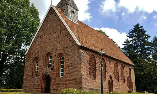 Kerkje van Zweeloo (13e eeuw) met offersteen bij de voordeur