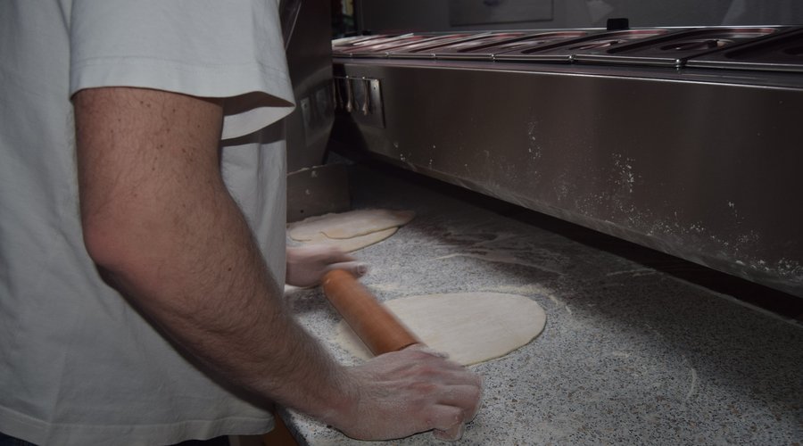Abaisse des pâtons au rouleau