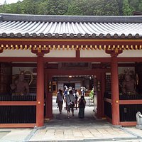 東根院入り口の仁王門。