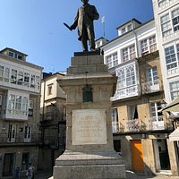 Plaza Maior in Viveiro met beeld van beroemde inwoner Pastor Diaz