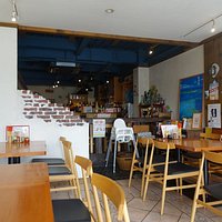 開店直後だったため、お客さんは自分ひとり。その後、常連さんが続々と入ってきていました。