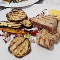 Grilled tuna with vegetables