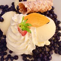 Coupé mit Vanilleglacé und Heidelbeeren