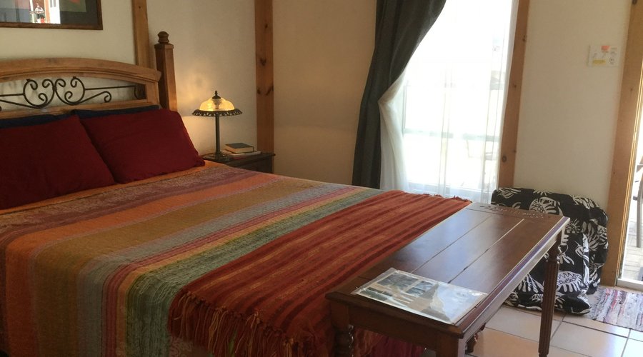 Queen plus single bed,parking at the,ceiling fan, window that opens, air-conditioning, fridge & 