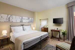 Room & Suite