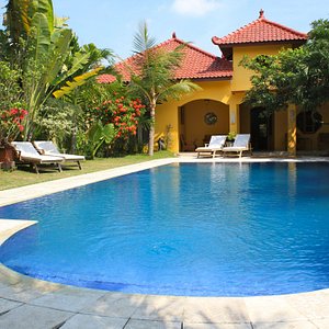 Overflow zwembad in de tropische tuin...uitzicht op bungalows.
