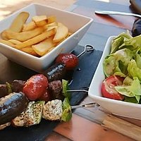 Les 3 brochettes et leur garniture