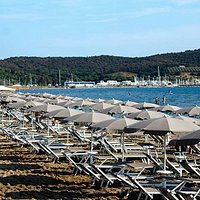 Spiaggia la Darsena, con lettini ed ombrelloni servita dal Bar/Trattoria sul mare "Il balugano"