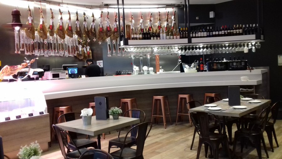 Cozinha sempre aberta das 11h às 23h, de 2ª a 5ª, e das 11h à 1h, à 6ª e ao sábado.