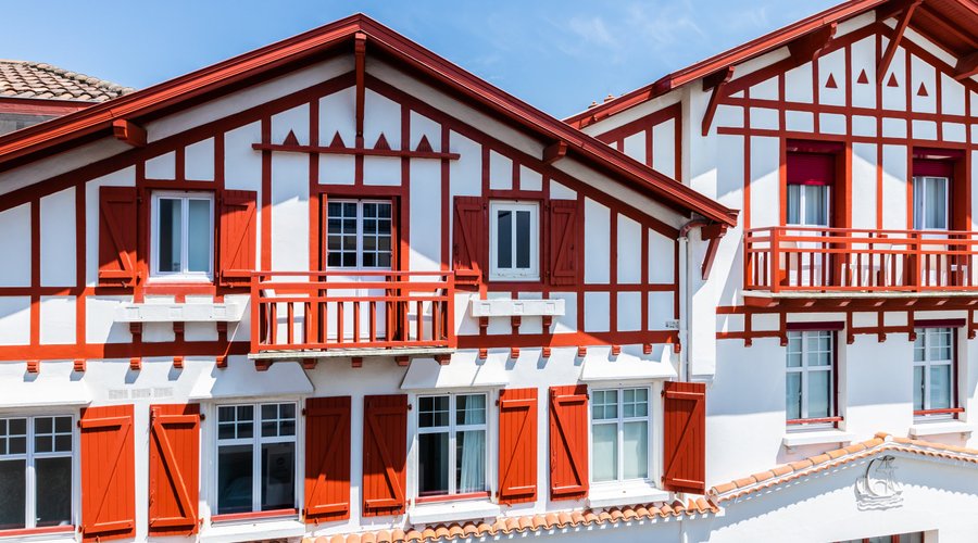 Façade de notre chalet classé au patrimoine de la ville