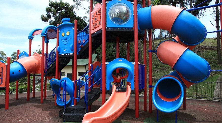 Túneles, escaleras, barras, mallas y toboganes hacen del Playground un lugar ideal para los pequ