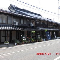本町通りに面して立つ町屋交流館高田小町