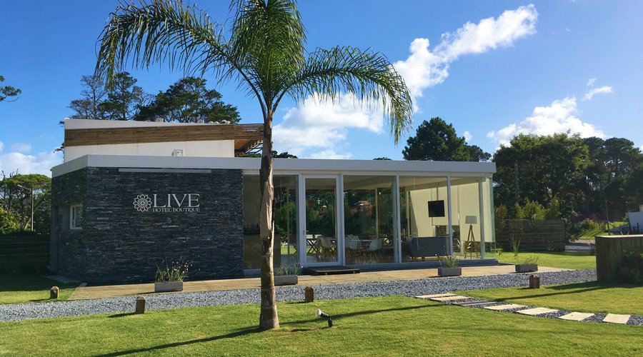 Entrada principal de Live Hotel Boutique en plena zona residencial rodeado de naturaleza