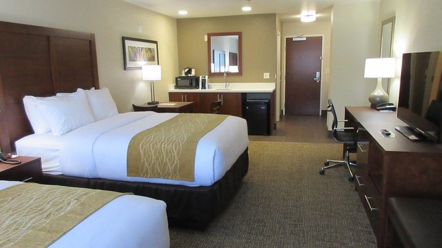 2 QUEEN BEDS NO SMOKING High Definition TV, Free WiFi, Iron and Ironing Board, Free Hot Breakfas