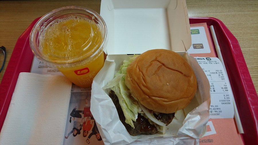 プルコギバーガーとオレンジジュース