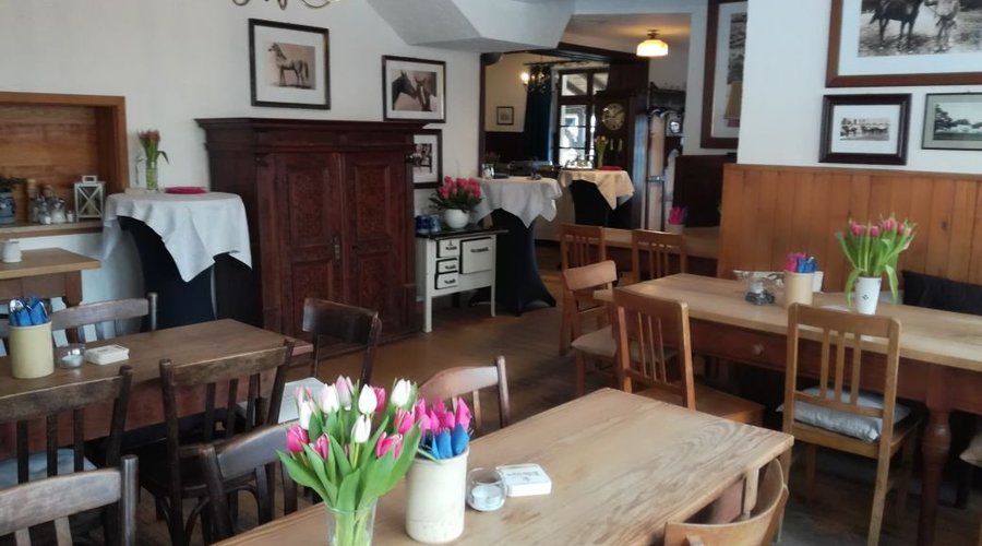 Gastraum mit Tulpen im Frühjahr