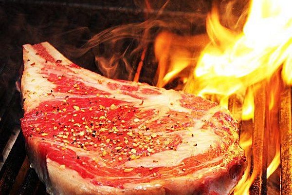 Barbecue : charbon de bois ou au gaz pour la meilleure cuisson des viandes  ? - Rib'N Reef: Le Meilleur Steakhouse Restaurant à Montréal