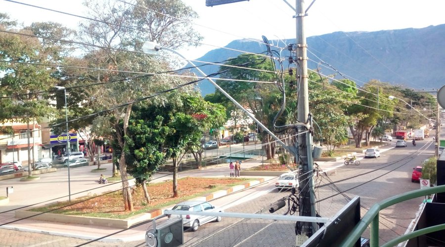 Vista frontal da sacada: praça central.