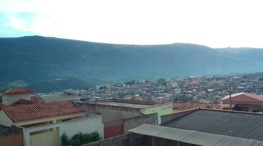 Nos fundos do hotel: estacionamento e maravilhosa serra, caminho para Ouro Preto