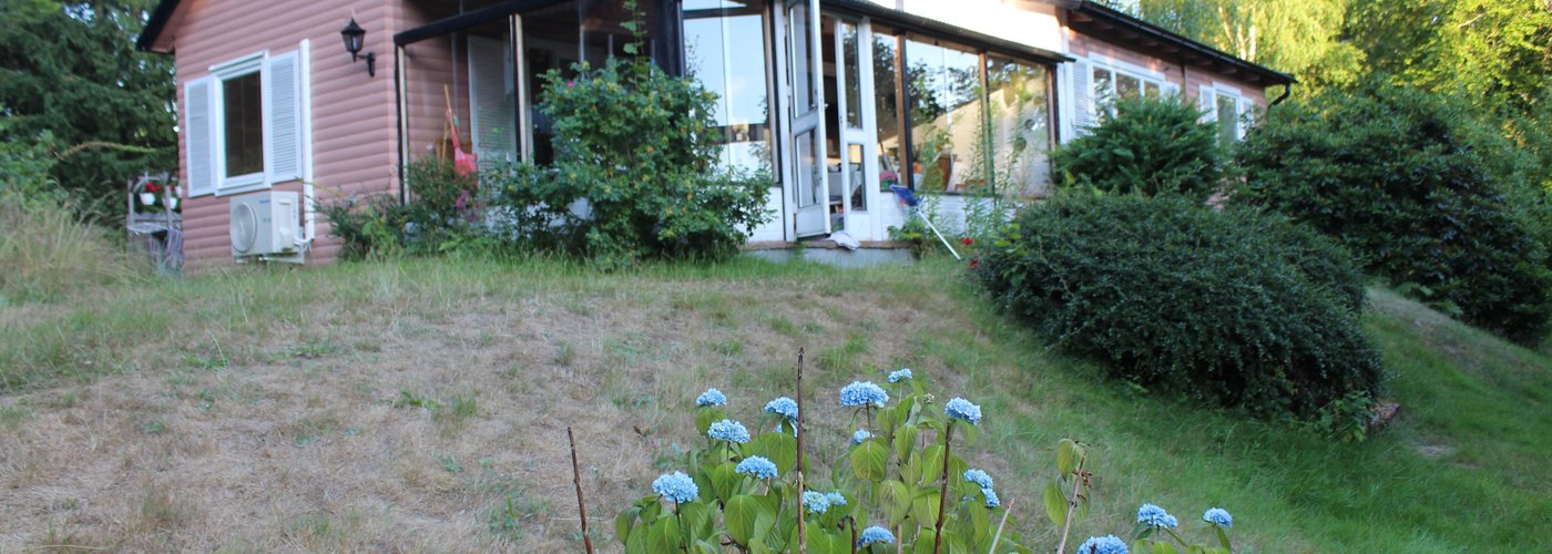 Cousy house by lake and forrest
