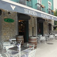 Terraza exterior con amplio aparcamiento público. A 50m del parque y las piscinas municipales