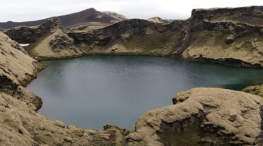 Laguna en uno de los cráteres