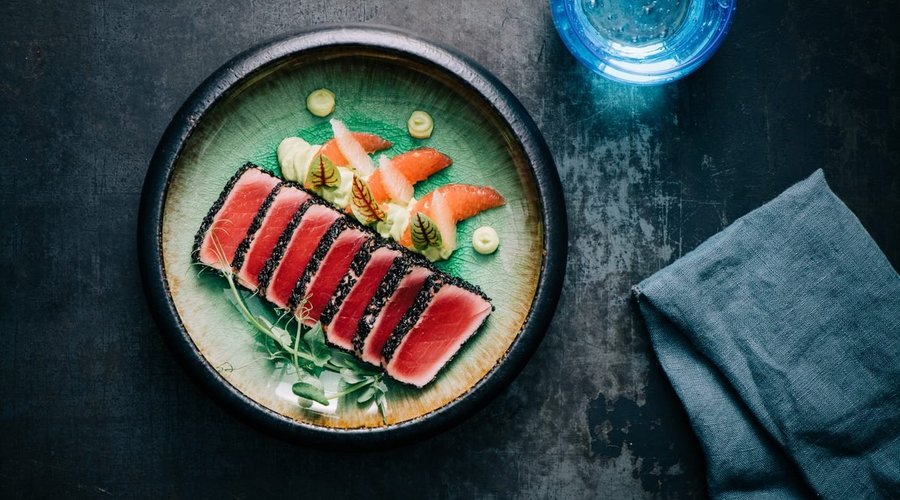 Tuna Tataki to jedno z naszych popisowych dań: tuńczyk, awokado,kolendra, grejprut,ponzu sos