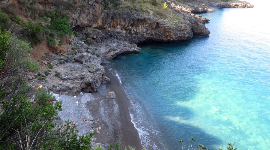 la spiaggia di Grotta della Scala (ore 8.00 circa)